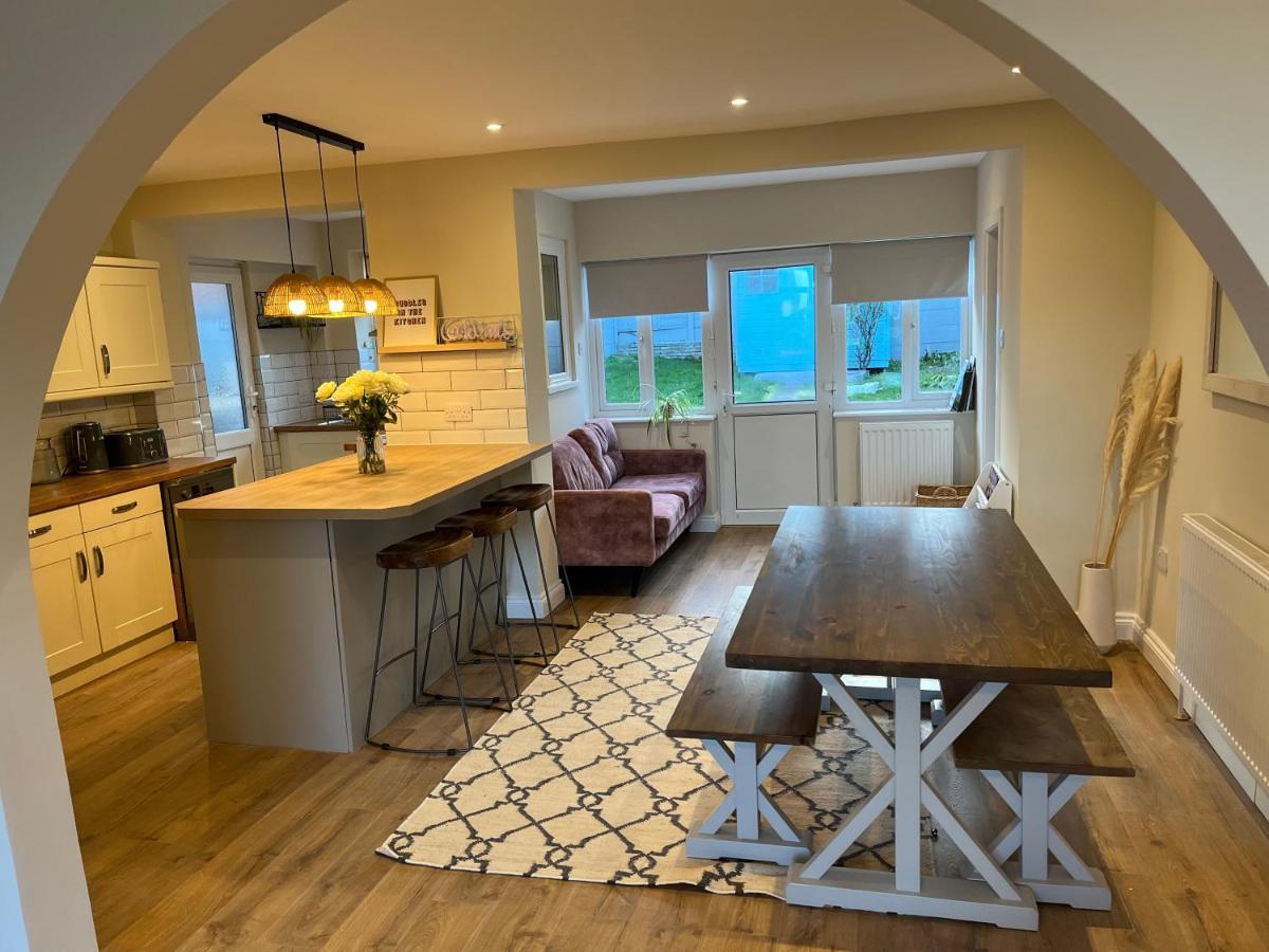 Stones Throw - Stunning House, Mins From Beach And Dogs Welcome บรอดสแตร์ส ภายนอก รูปภาพ